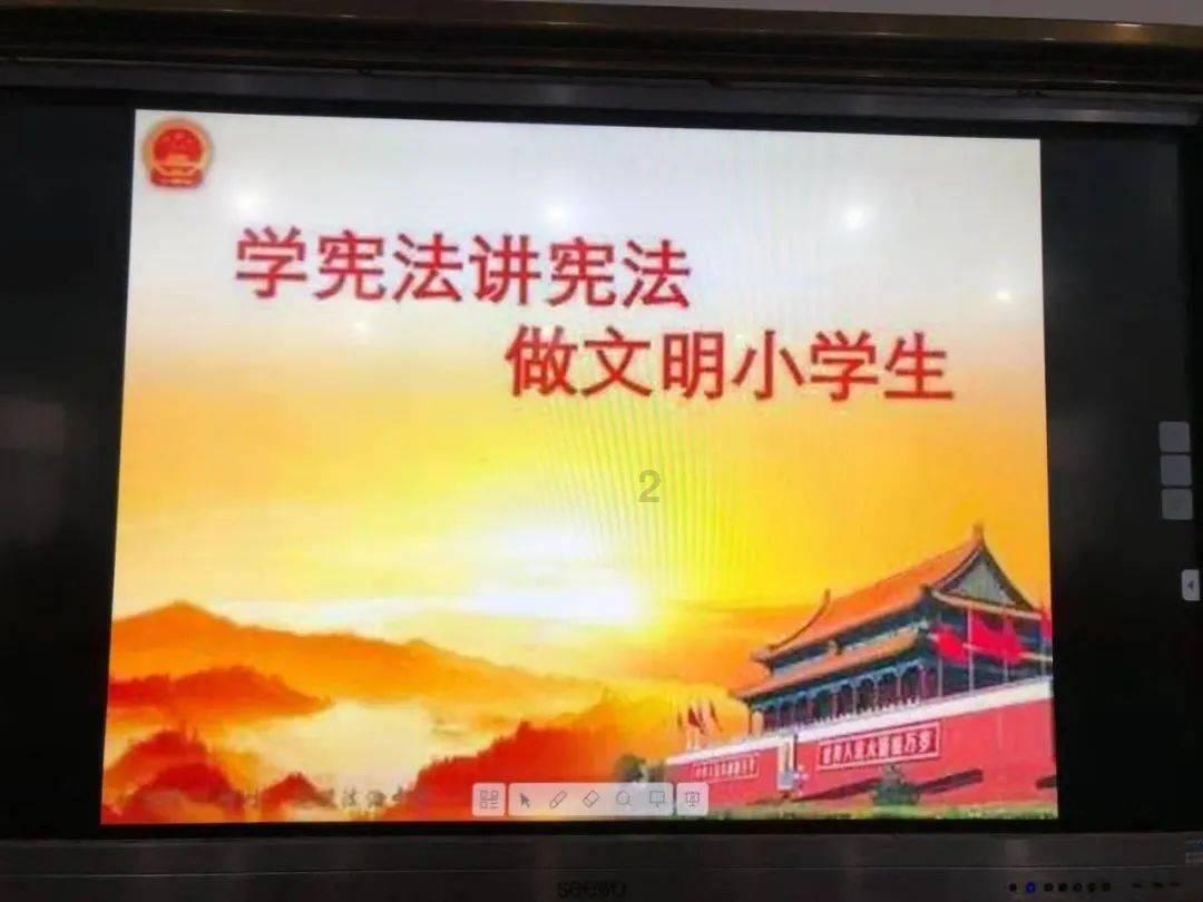 大雪封山,医护抬急病老人下山