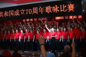 老人乘扶梯不慎摔倒,身后女子拼尽全力撑住老人。网友:幸好有你,为你点赞