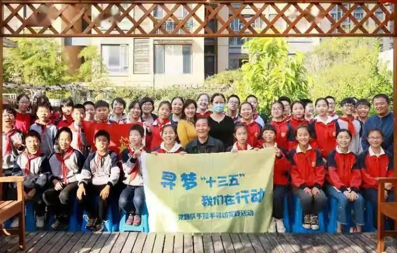 秦岚睡前与王安宇聊天,忘了穿的是背心,下个动作堪称教科书级