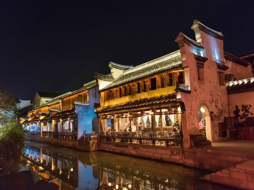 秦岚睡前与王安宇聊天,忘了穿的是背心,下个动作堪称教科书级