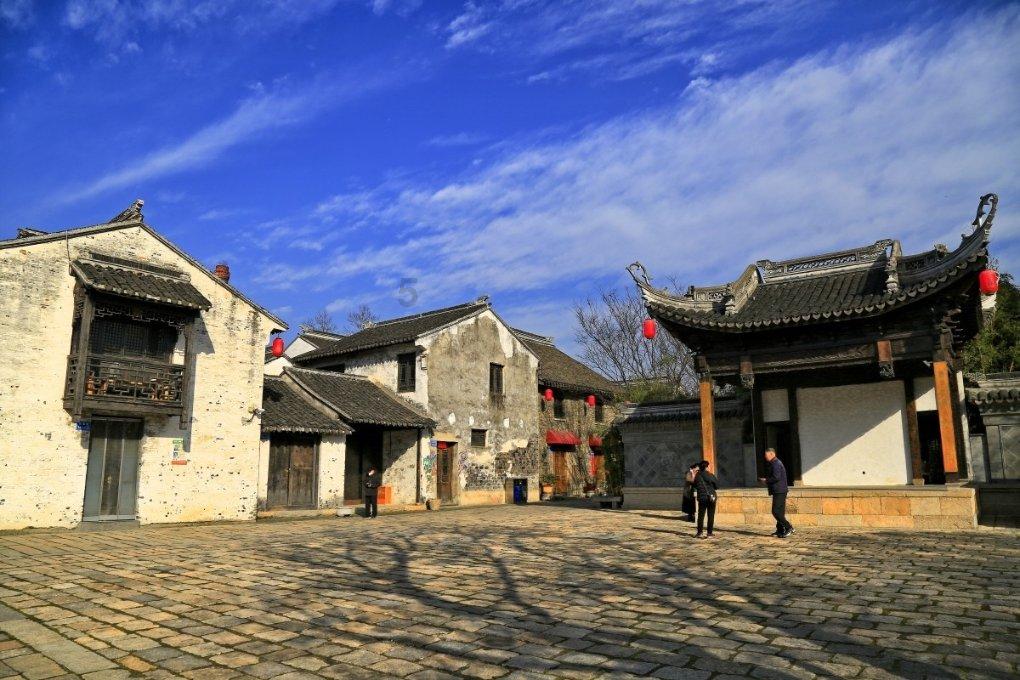 一缕春愁斟入酒下联是什么？游戏画面
